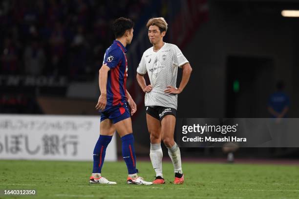 Yuya Osako of Vissel Kobe looks on during the J.LEAGUE Meiji Yasuda J1 25th Sec. Match between F.C.Tokyo and Vissel Kobe at National Stadium on...