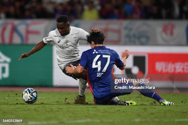 Jean Patric of Vissel Kobe and Seiji Kimura of FC Tokyo compete for the ball during the J.LEAGUE Meiji Yasuda J1 25th Sec. Match between F.C.Tokyo...
