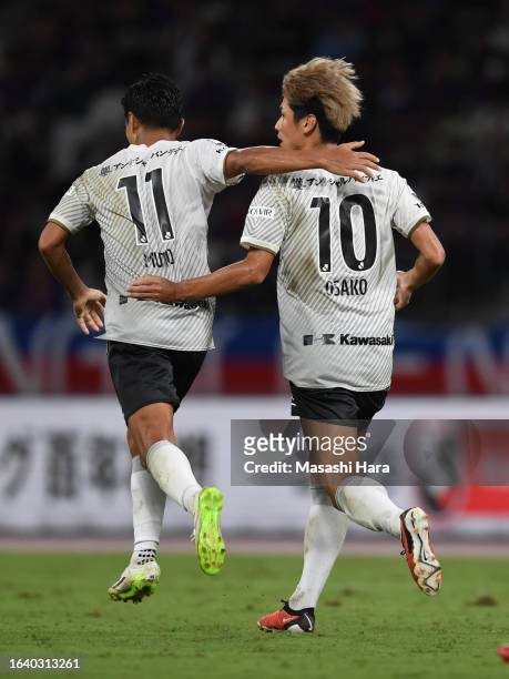 Yuya Osako of Vissel Kobe celebrates the first goal during the J.LEAGUE Meiji Yasuda J1 25th Sec. Match between F.C.Tokyo and Vissel Kobe at National...