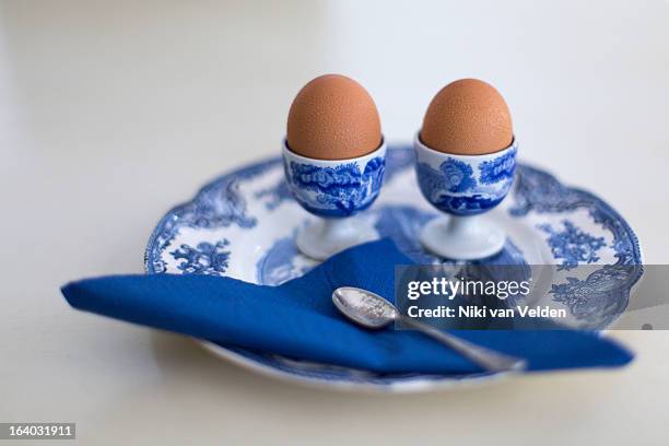 did someone mention eggs? - porcelain eggs stock pictures, royalty-free photos & images