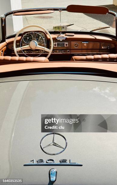 golden metallic mercedes benz oldtimer convertible 190 sl, rear view - mercedes benz stockfoto's en -beelden