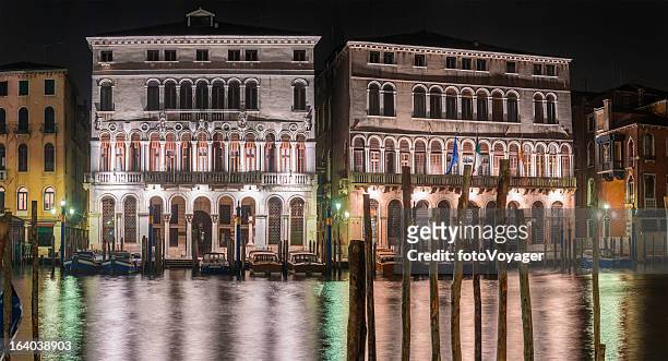 venedig canal grande palazzo beleuchtet bei nacht, italien - peace palace stock-fotos und bilder