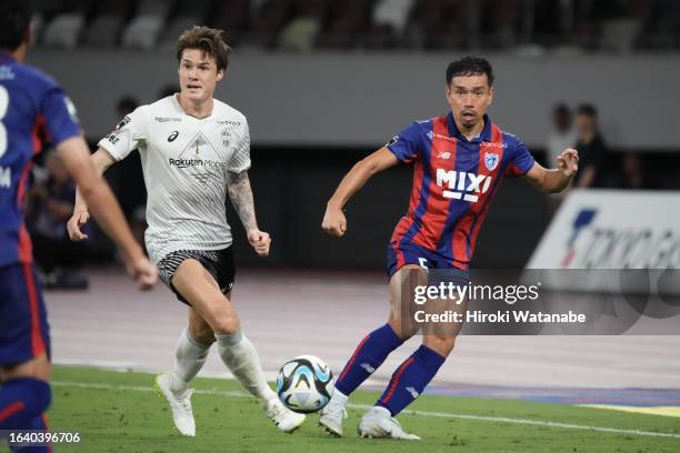 Gotoku Sakai of Vissel Kobe and Yuto Nagatomo F.C.Tokyo compete for the ball during the J.LEAGUE Meiji Yasuda J1 25th Sec. Match between F.C.Tokyo...