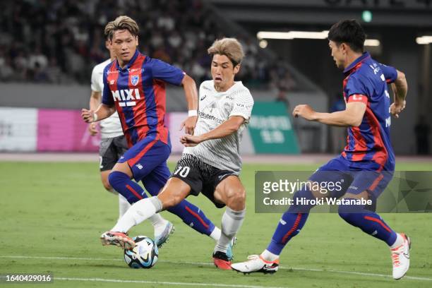 Kuryu Matsuki of F.C.Tokyo andYuya Osako of Vissel Kobe and Masato Morishige of F.C.Tokyo compete for the ball on during the J.LEAGUE Meiji Yasuda J1...