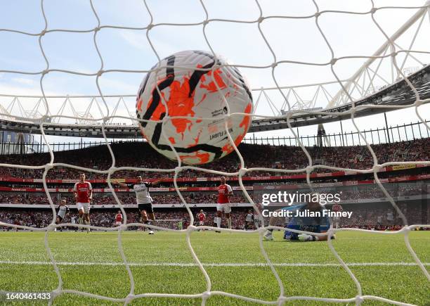 Andreas Pereira of Fulham scores the team's first goal during the Premier League match between Arsenal FC and Fulham FC at Emirates Stadium on August...