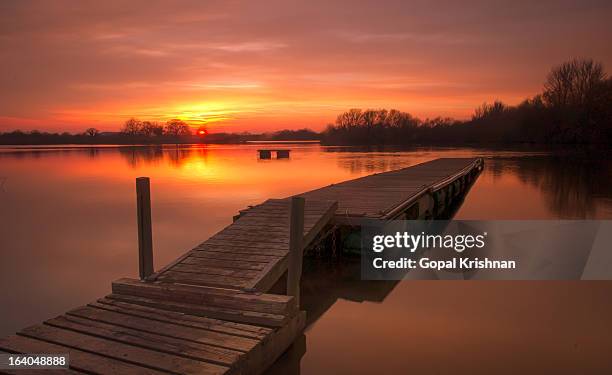 floating pier - winter sunset - wokingham borough of wokingham stock pictures, royalty-free photos & images