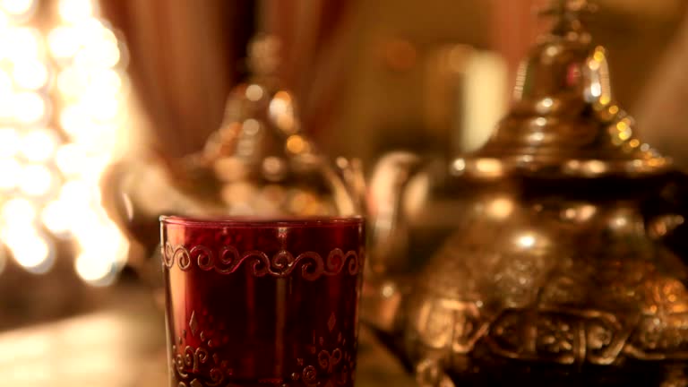 https://media.gettyimages.com/id/164061341/video/moroccan-or-arabic-tea.jpg?b=1&s=640x640&k=20&c=eBIBTLO-SiqtA314kZnfnxrrHLR2y_9y909NJjaz-2Y=