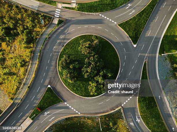 empty roundabout - bovenop stockfoto's en -beelden