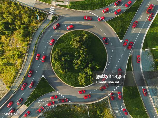 berufsverkehr im kreisverkehr - kreisverkehr stock-fotos und bilder
