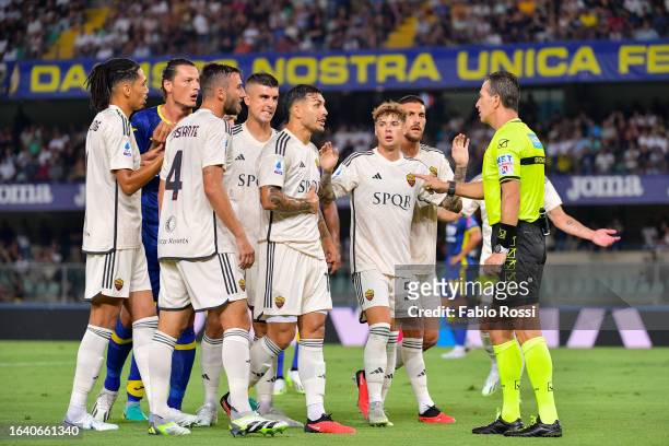 Roma players react with the referee Daniele Doveri during the Serie A TIM match between Hellas Verona FC and AS Roma at Stadio Marcantonio Bentegodi...