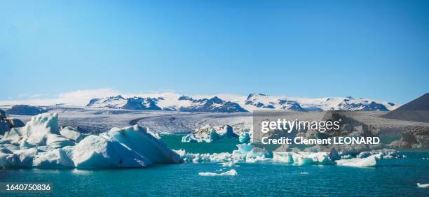 panorama of the turquoise jokulsarlon (jökulsárlón) lagoon with icebergs drifting on the water and the breiðamerkurjökull (breidamerkurjokull) glacier tongue in the background, vatnajökull national park, south east iceland. - south park stock pictures, royalty-free photos & images