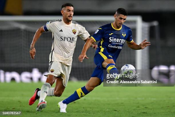 Marco Davide Faraoni of Hellas Verona controls the ball whilst under pressure from Lorenzo Pellegrini of AS Roma during the Serie A TIM match between...