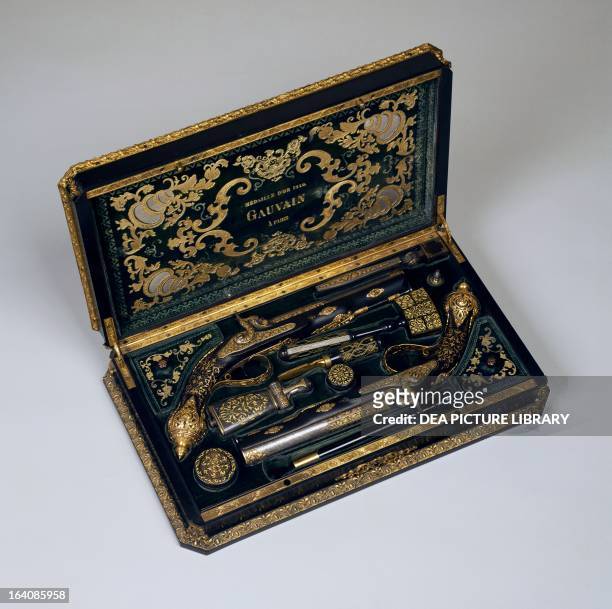 Box with a pair of pistols with nipple, by the gunsmith Nicolas-Noel Boutet , 19th century. Liegi, Musée D'Armes