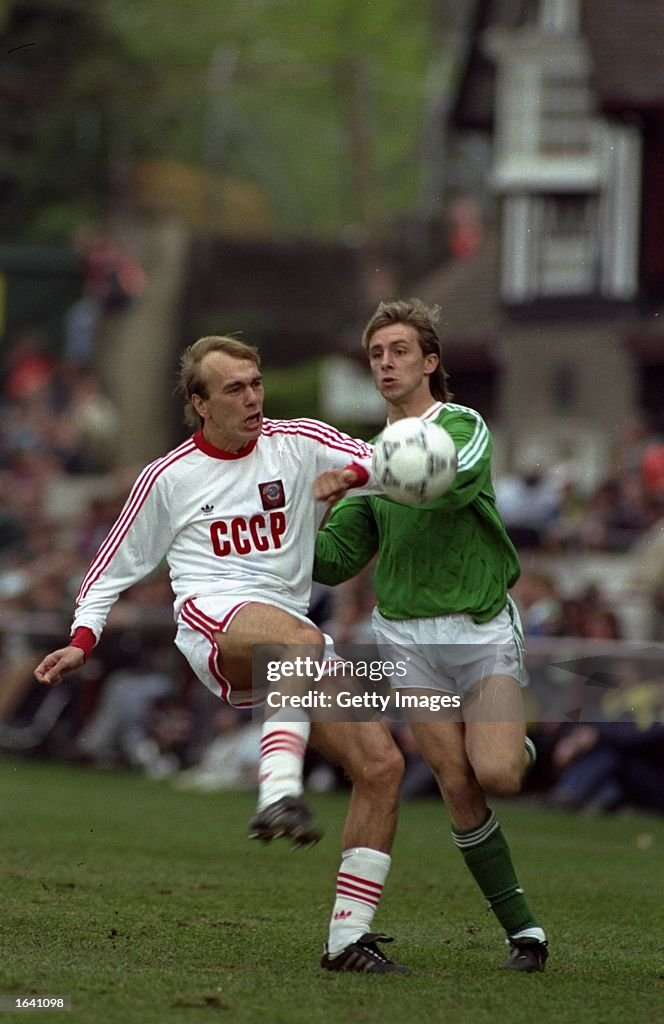 Vagiz Khidiatullin of the USSR and David Kelly of the Republic of Ireland