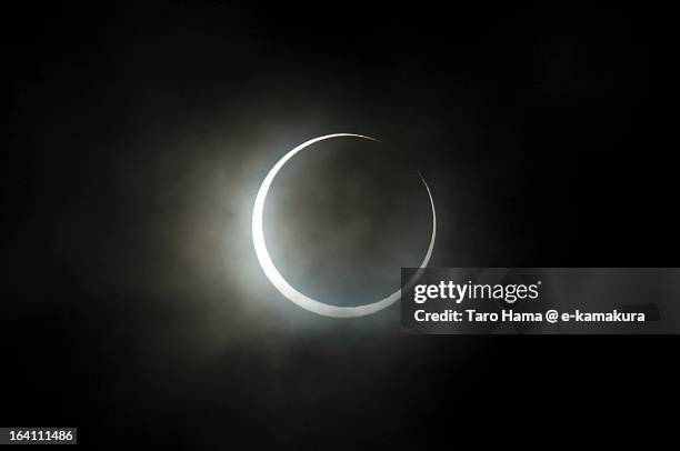 annular eclipse - ringförmige sonnenfinsternis stock-fotos und bilder