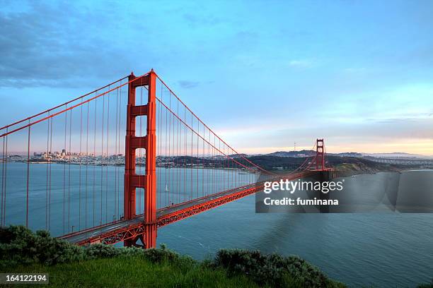 golden gate bridge before sunset - the golden gate bridge foto e immagini stock