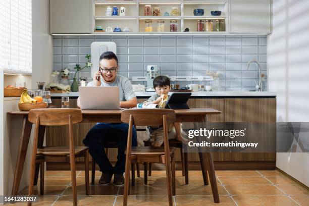 les pères et les fils asiatiques travaillent et étudient dans des restaurants - famille jeux société photos et images de collection