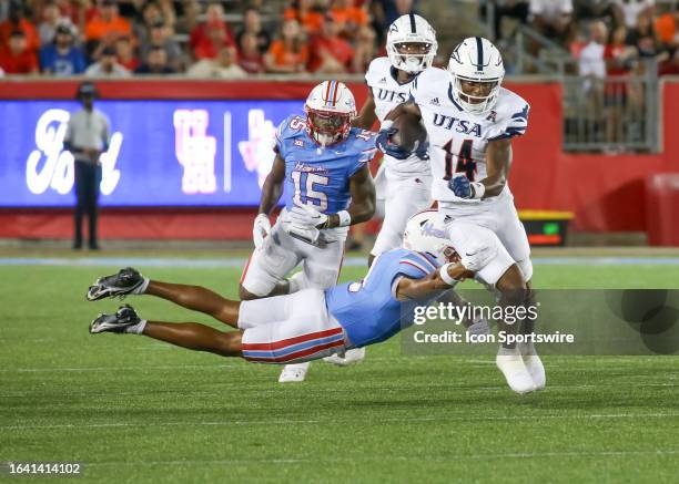 Roadrunners wide receiver Devin Mccuin evades a tackle by Houston Cougars defensive back Jalen Emery in the fourth quarter during the college...