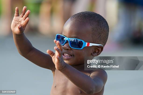 young boy waving in sunglasses - baby in sunglass stockfoto's en -beelden