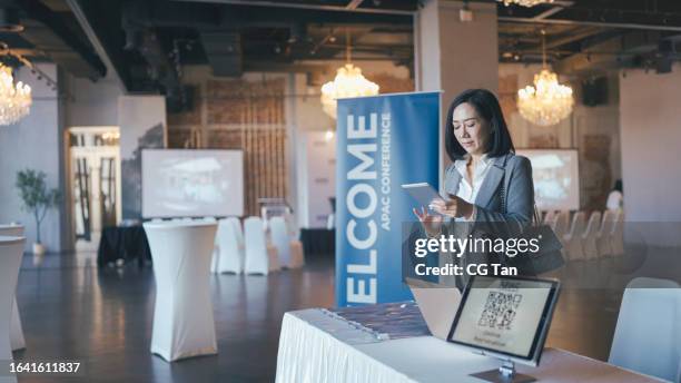asiatische chinesische managerin mit digitalem tablet in geschäftskonferenz-meeting - anmelden stock-fotos und bilder