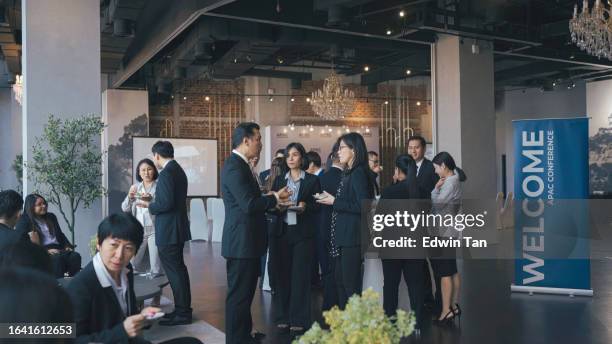 empresarios multiétnicos asiáticos hablan durante una pausa para el café en la conferencia de negocios del seminario - participant fotografías e imágenes de stock