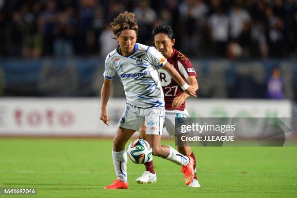 Shu Kurata of Gamba Osaka controls the ball against Hideo Hashimoto of Vissel Kobe during the J.League Yamazaki Nabisco Cup quarter final first leg...