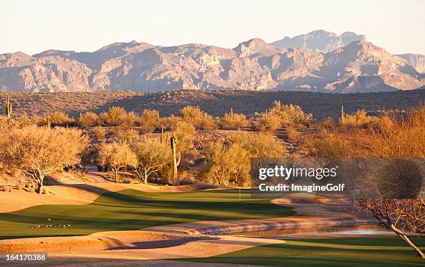 hermoso campo de golf en el desierto - scottsdale arizona fotografías e imágenes de stock