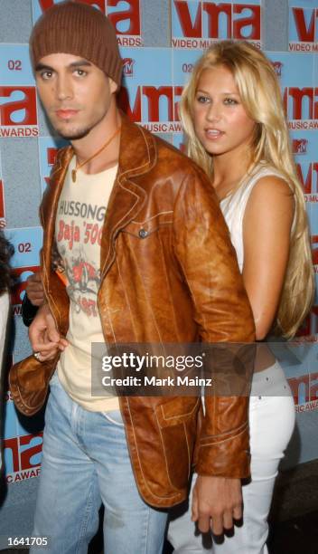 Tennis player Anna Kournikova and singer Enrique Iglesias arrive at the 2002 MTV Video Music Awards at Radio City Music Hall August 29, 2002 in New...