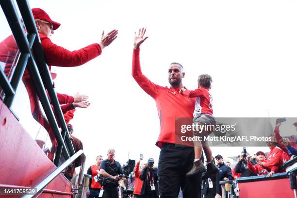 Lance Franklin of the Swans farewells the crowd after completing a lap of honour during the round 24 AFL match between Sydney Swans and Melbourne...