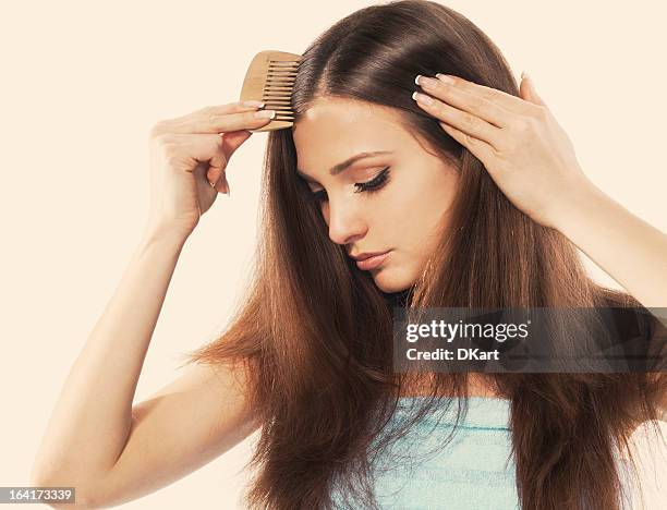 giovane brunette lady pettinare i capelli lunghi belli - capelli foto e immagini stock