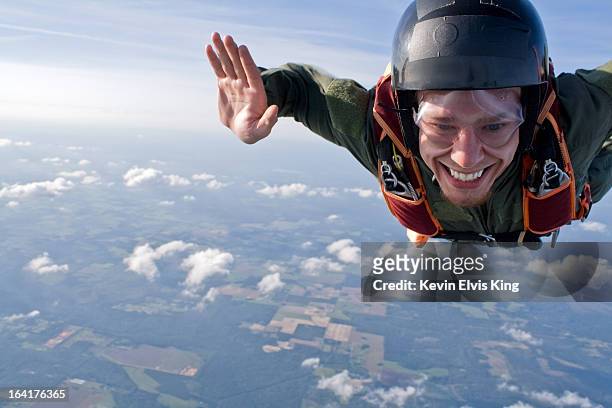 student skydiver smiles in skydiving free-fall - euphorie stock-fotos und bilder