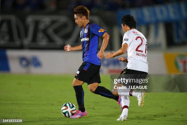 Hiroyuki Abe of Gamba Osaka controls the ball against Hideo Hashimoto of Vissel Kobe during the J.League Yamazaki Nabisco Cup quarter final second...