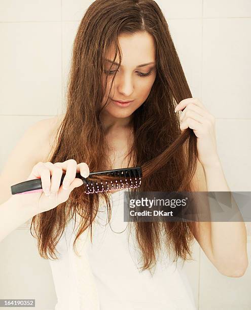 peinar cabello - thick white women fotografías e imágenes de stock