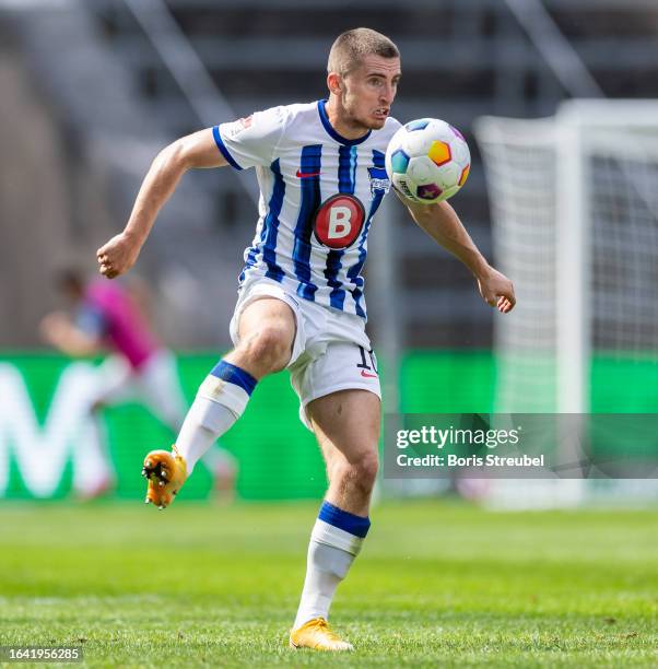 Jonjoe Kenny of Hertha BSC controls the ball during the Second Bundesliga match between Hertha BSC and SpVgg Greuther Fürth at Olympiastadion on...