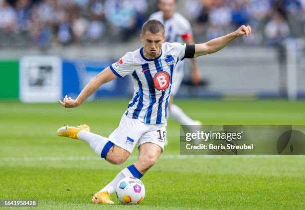 Jonjoe Kenny of Hertha BSC runs takes a shot during the Second Bundesliga match between Hertha BSC and SpVgg Greuther Fürth at Olympiastadion on...