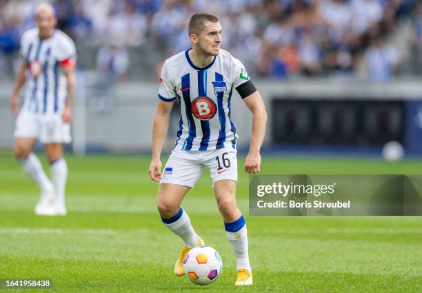 Jonjoe Kenny of Hertha BSC runs with the ball during the Second Bundesliga match between Hertha BSC and SpVgg Greuther Fürth at Olympiastadion on...