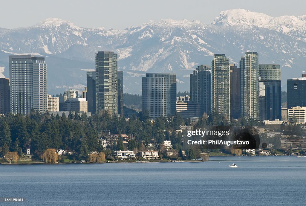 Lago Washington y de la ciudad de Bellevue ofrece mountain range detrás