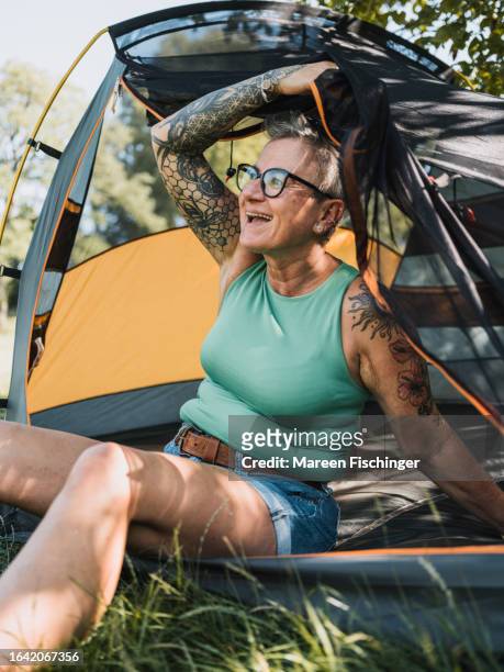 frau looking out of her tent - tattoo frau stock pictures, royalty-free photos & images