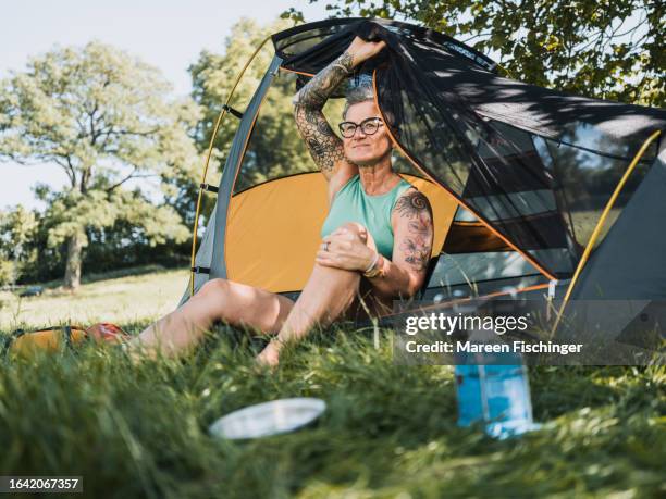 frau looking out of her tent - tattoo frau stock pictures, royalty-free photos & images