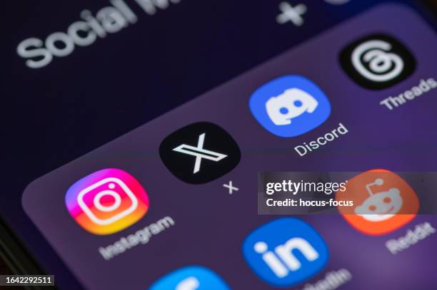 neue social-media-apps ehemals twitter x und threads auf dem smartphone-bildschirm - buchstabe x stock-fotos und bilder