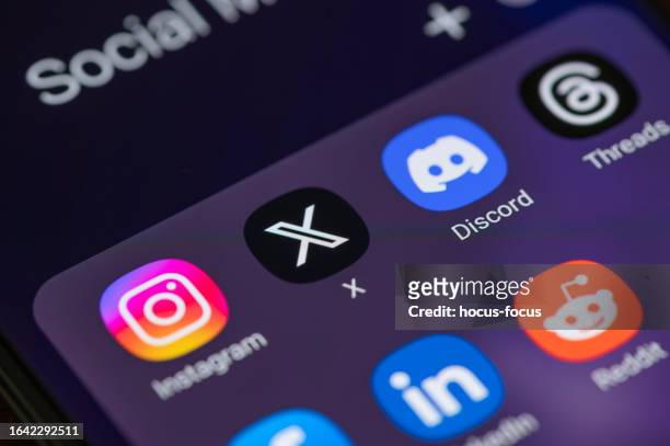 new social media apps formerly twitter  x and threads on smart phone screen - big tech 個照片及圖片檔