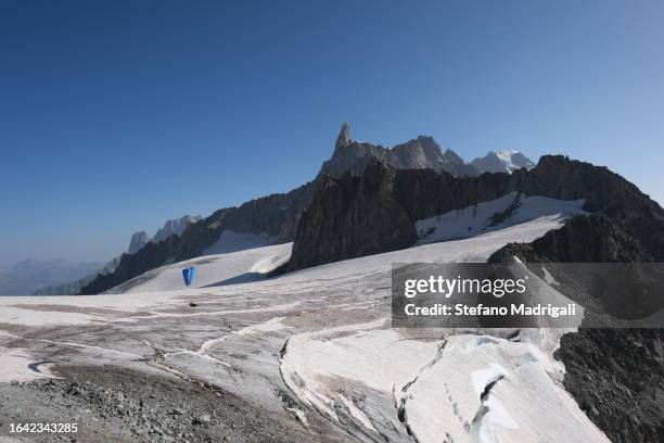 paragliding on mont blanc, glacier and tooth of the giant - aiguille du midi stock-fotos und bilder