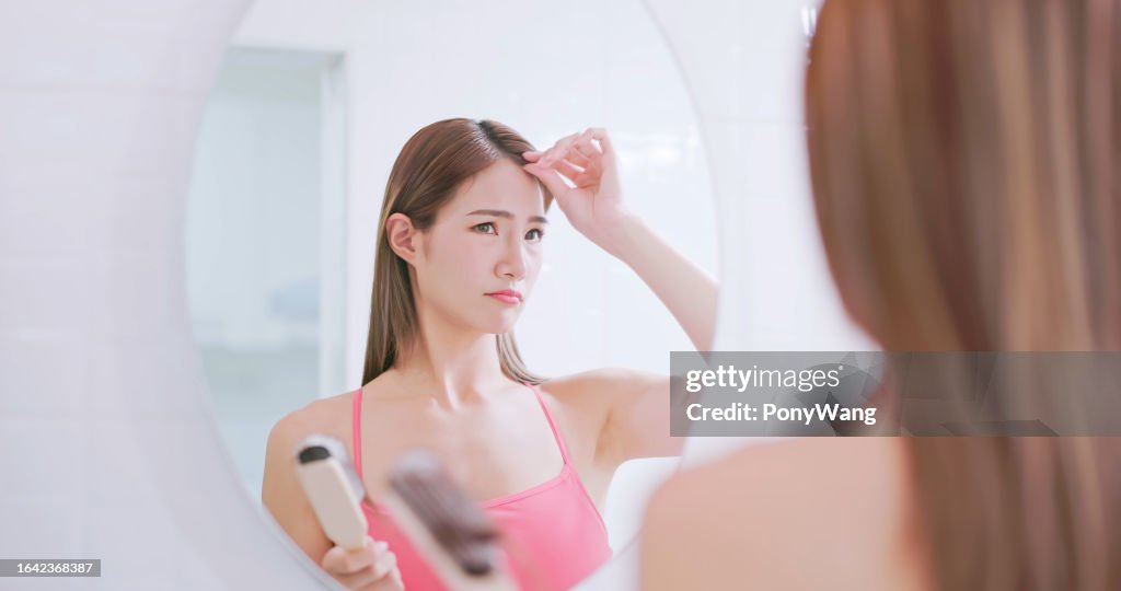 Frau sorgen sich um haarausfall