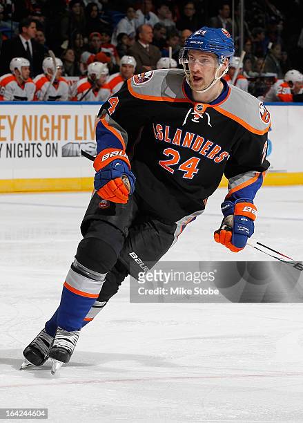 Brad Boyes of the New York Islanders skates against the Philadelphia Flyers at Nassau Veterans Memorial Coliseum on February 18, 2013 in Uniondale,...