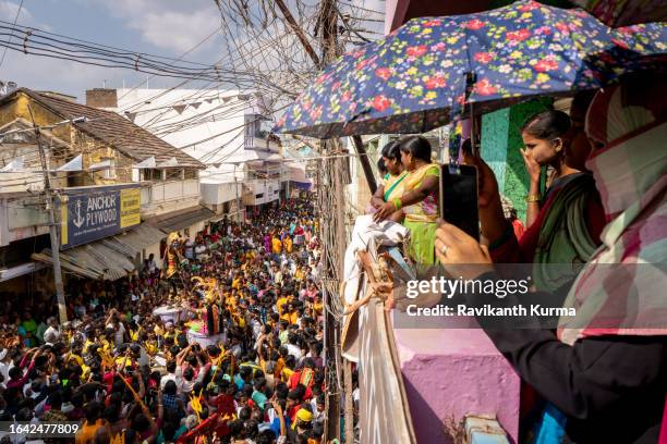 people watching the procession going throught the streets of kaveripattinam. - kaveripattinam stock pictures, royalty-free photos & images