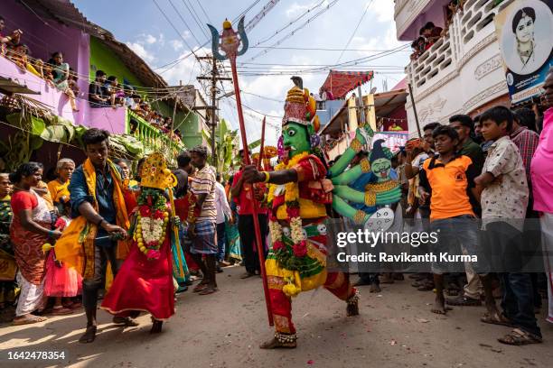 devotees parading through the strees of kaveripattinam - kaveripattinam stock pictures, royalty-free photos & images