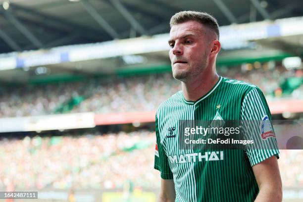 Marvin Ducksch of SV Werder Bremen leaves the pitch injured during the Bundesliga match between SV Werder Bremen and 1. FSV Mainz 05 at Wohninvest...