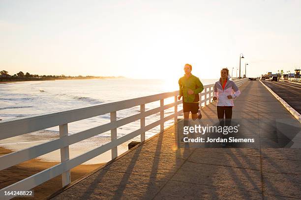jogging along the coast. - santa cruz città della california centrale foto e immagini stock