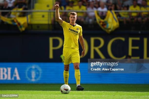 Alexander Soerloth of Villarreal celebrates after scoring the team's second goal to equalise during the LaLiga EA Sports match between Villarreal CF...