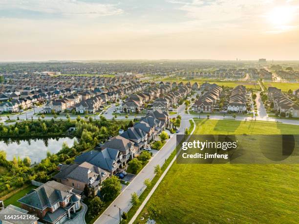 nueva área residencial en cannes neighbourhood park y major mackenzie dr. , woodbridge, canadá - estanque fotografías e imágenes de stock
